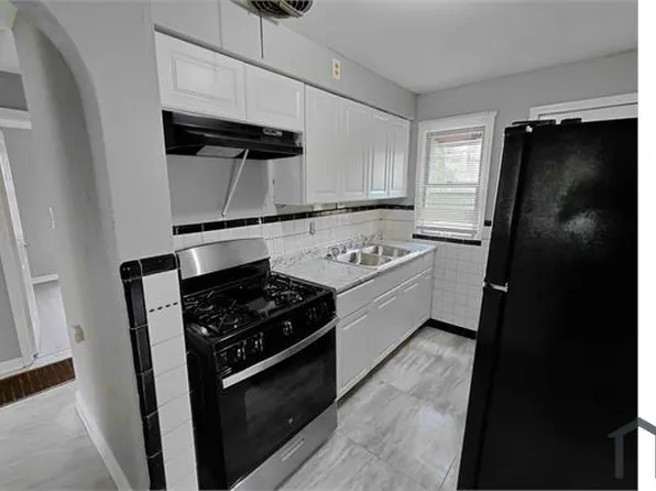8215 Davenport Dr, Saint Louis, MO 63134