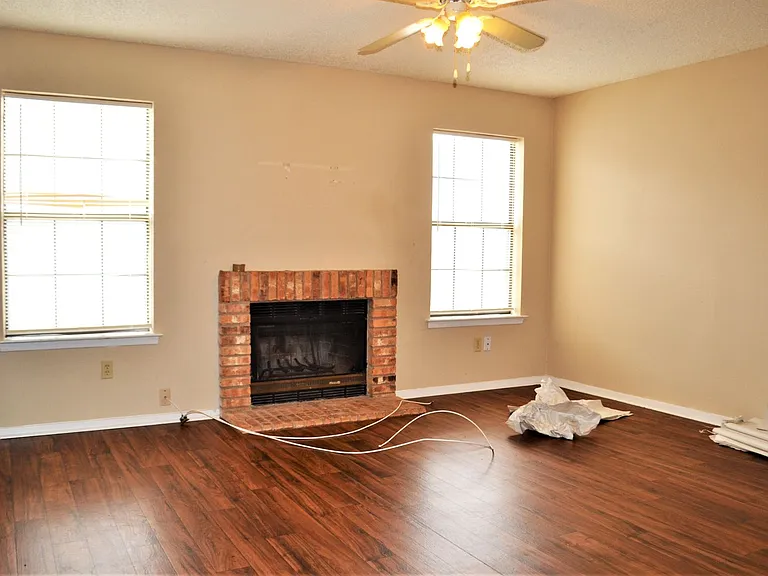 1251 Dallas Dr — Photo 4