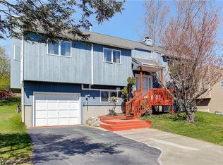 21 Woodcrest Ct, Cranston, RI 02921