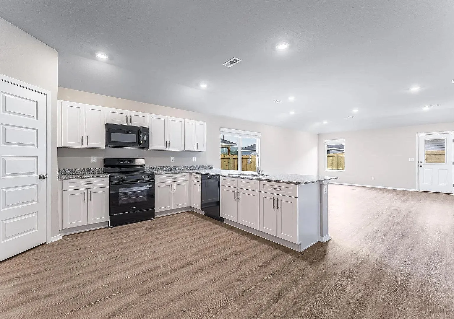 4 bed, 1699 sqft, $1,799 — Photo 3
