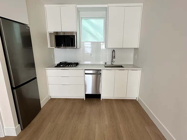 31-35 Salmon St — Photo 1
