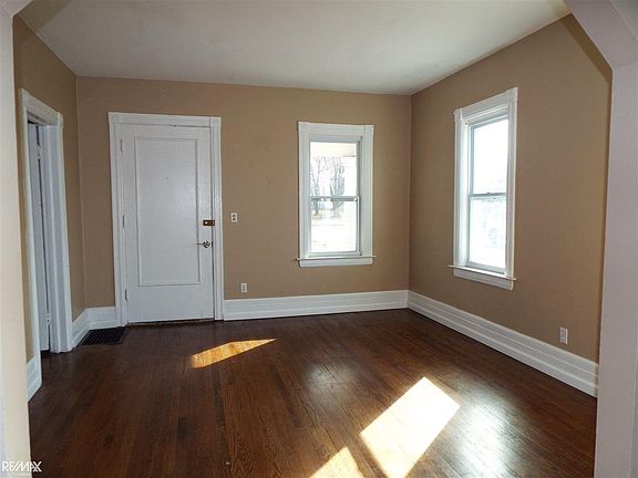 4th image of 32621 Jefferson Ave