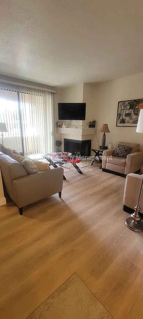 2 bed, 2.0 bath, 1038 sqft, $2,200 — Photo 2