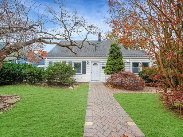 647 Lowell Street, Westbury, NY 11590