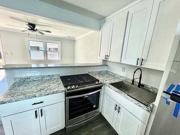 4th image of 9532 19th Bay St