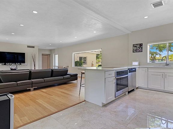 4th image of 530 SW 39th Ave