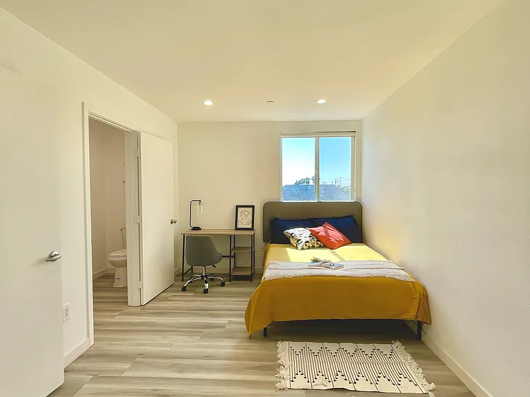 1476 W 35th St — Photo 38
