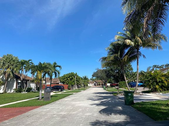 Exterior Neighborhood (street photo)