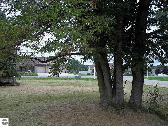 2nd image of 1071 Clubhouse Dr