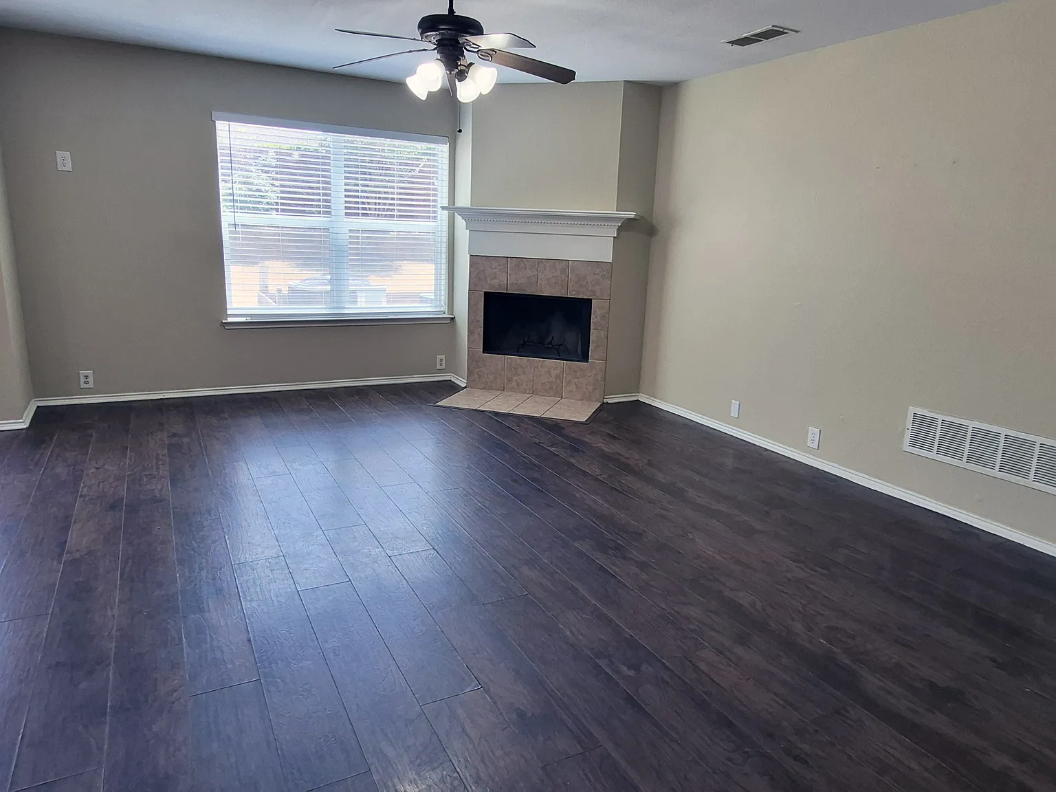 4 bed, 2.5 bath, 2495 sqft, $2,325 — Photo 4