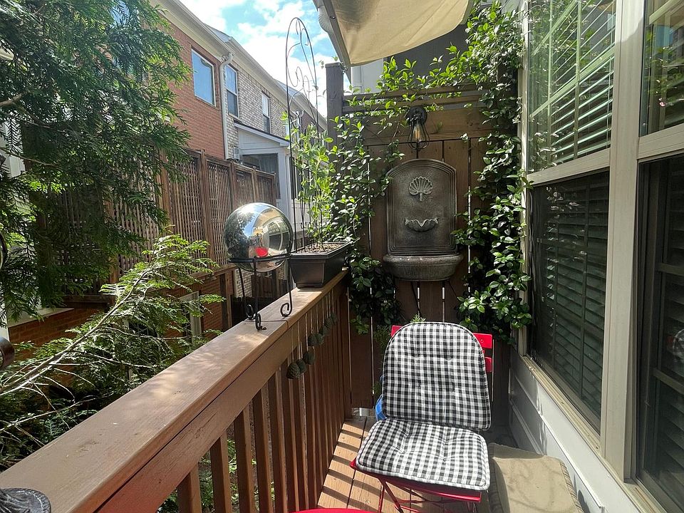 Balcony bar and outdoor kitchen off main kitchen area