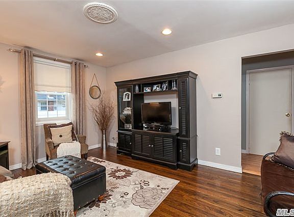 4th image of 63 Lindell Ave