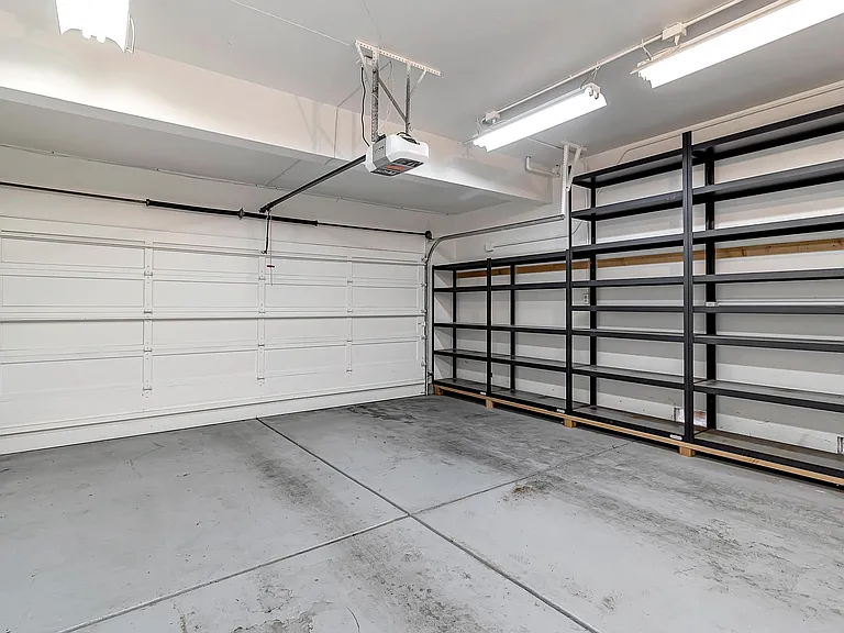 302 Tadley Ct — Photo 38