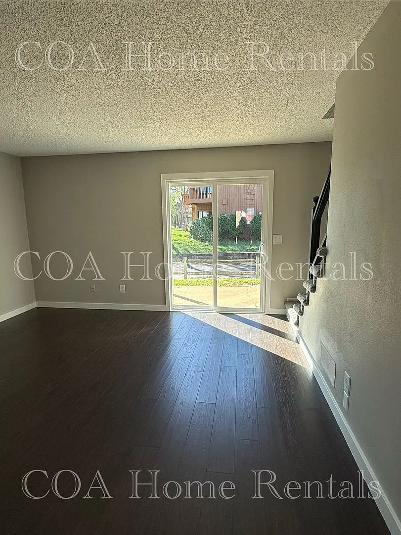 Beautiful Remodeled Town Home — Photo 2