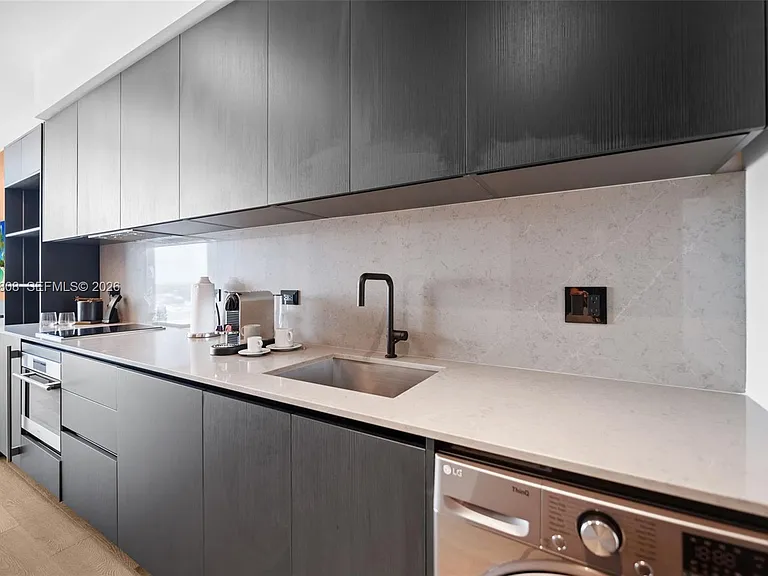 20 NE 11th St #4003B — Photo 28