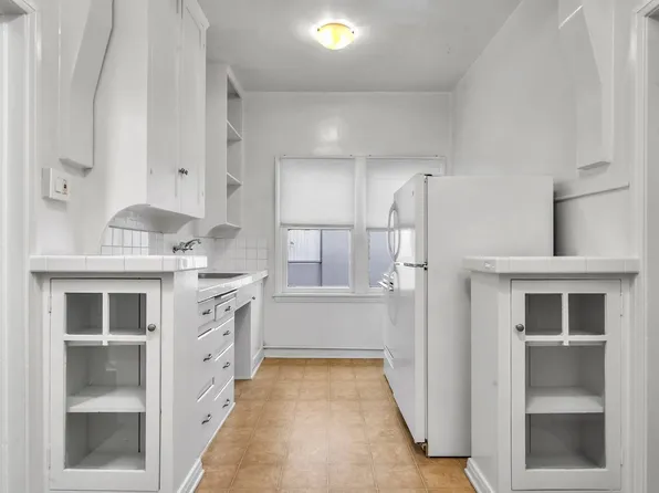 437 N Oakhurst Dr APT 202, Beverly Hills, CA 90210