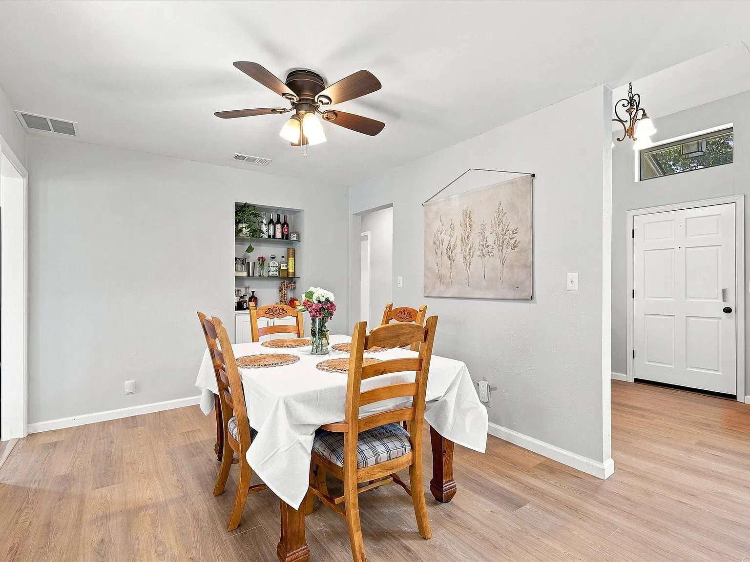 3 bed, 2.0 bath, 1878 sqft, $3,000 — Photo 3