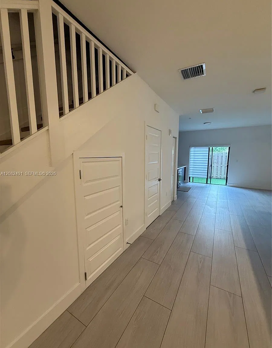 3 bed, 2.5 bath, 1425 sqft, $3,750 — Photo 3