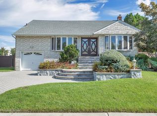 2 Richmond Ave, Jericho, NY 11753