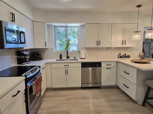 1131 N 75th Ave, Hollywood, FL 33024