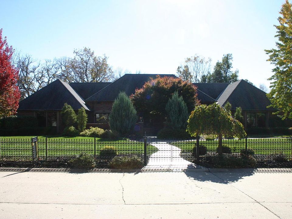 1st image of 32 N Stonecrest Cir