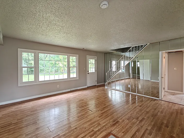 75 Mainbridge Ln — Photo 5