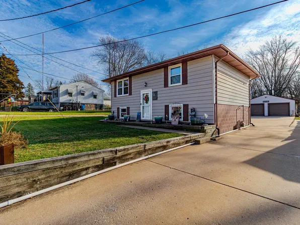 306 Leonard St, Creve Coeur, IL 61610