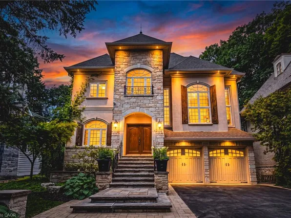 3021 Woodland Park Dr, Burlington, ON L7N 1K8