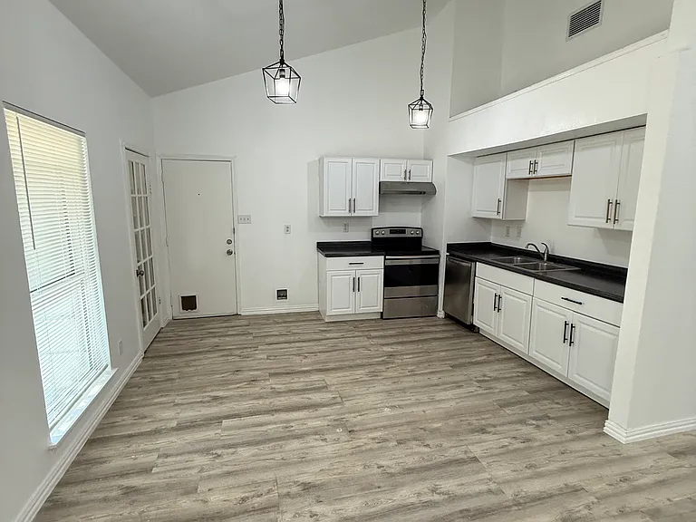 125 London Ln — Photo 3