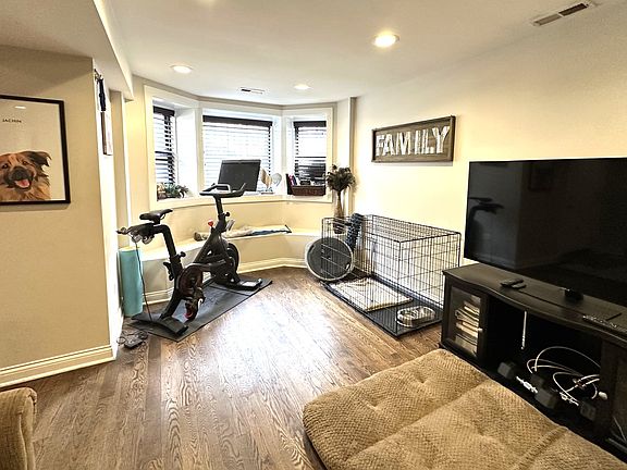 3rd image of 1218 W Diversey Pkwy #G