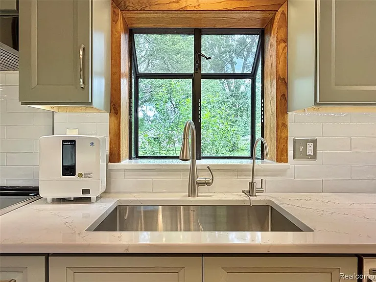 306 Michelson Rd — Photo 8
