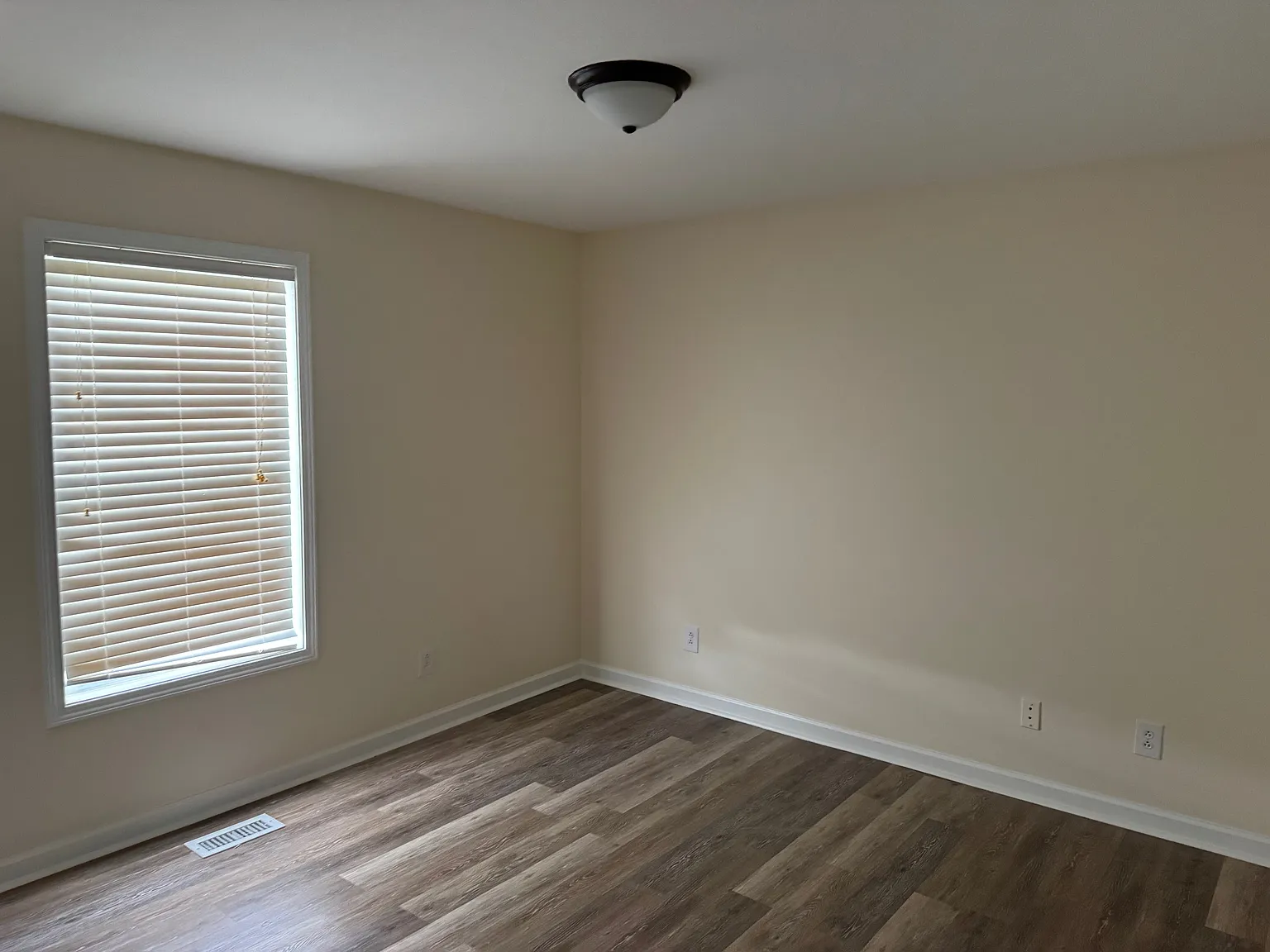 3 bed, 2010 sqft, $1,999 — Photo 2