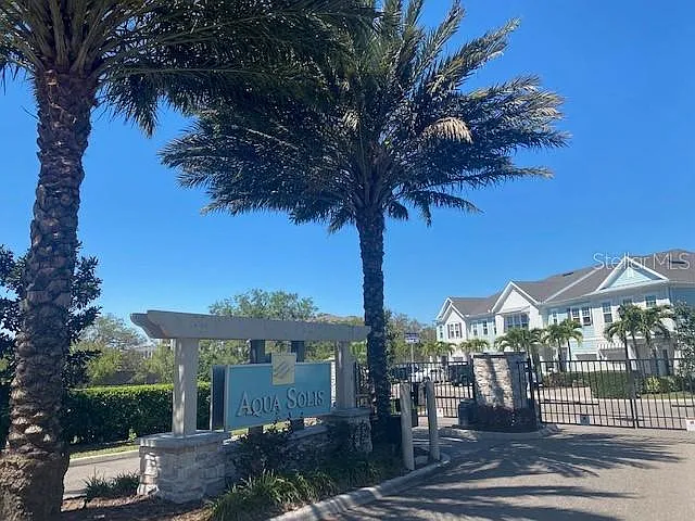 1114 Coral Ln — Photo 2