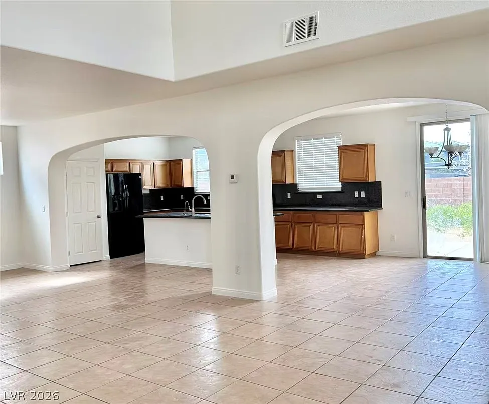 4 bed, 2.5 bath, 2533 sqft, $2,500 — Photo 2