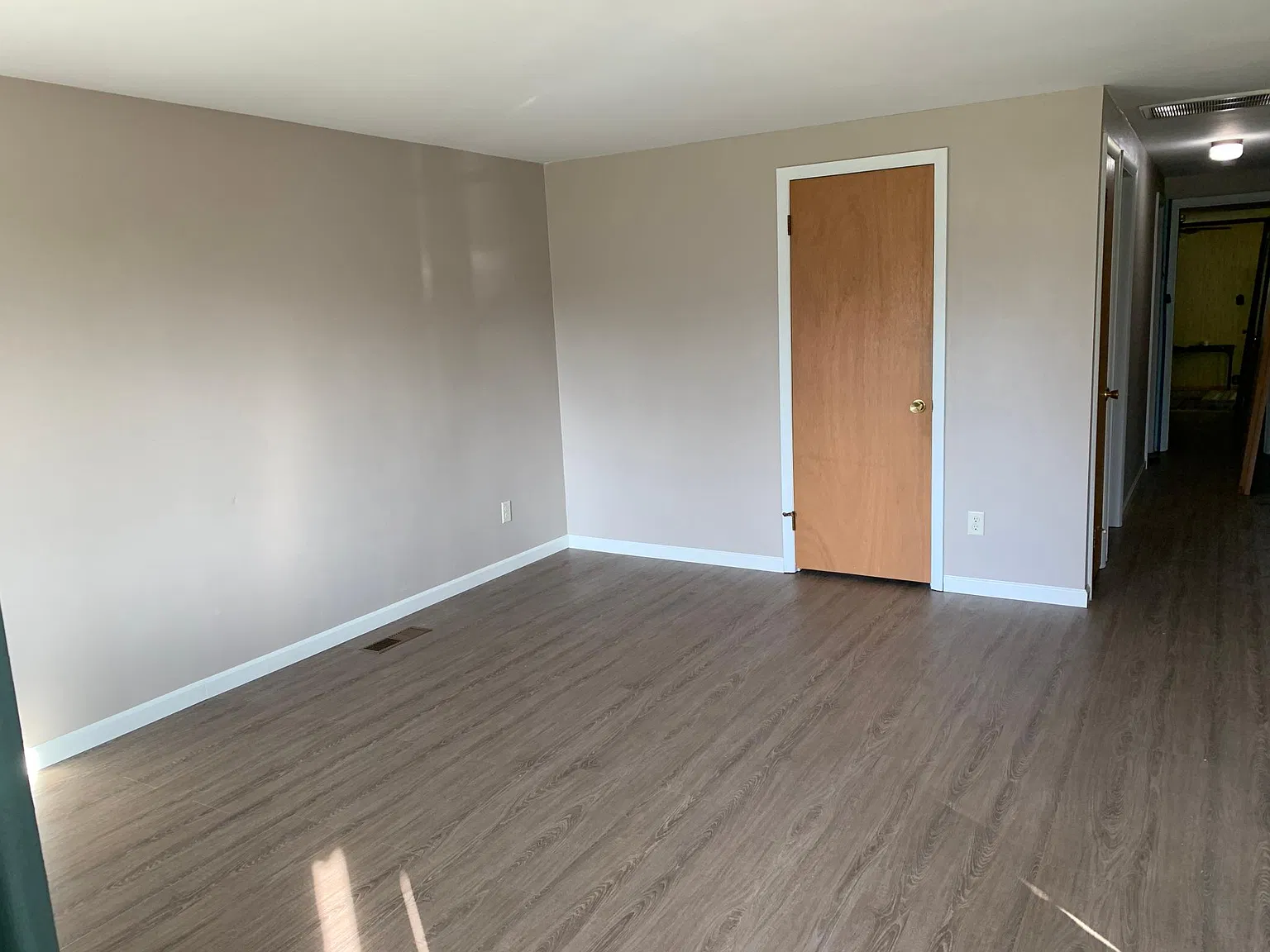2720 Cambridge Blvd — Photo 2