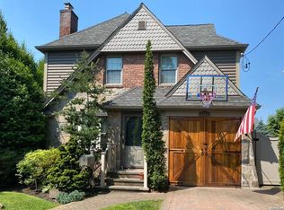 33-54 210th St, Flushing, NY 11361