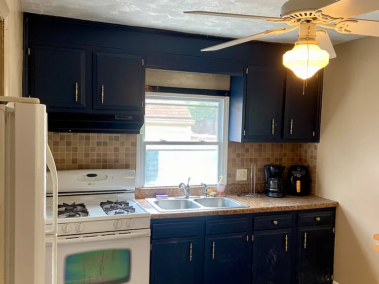 1004 Toman Ave — Photo 9