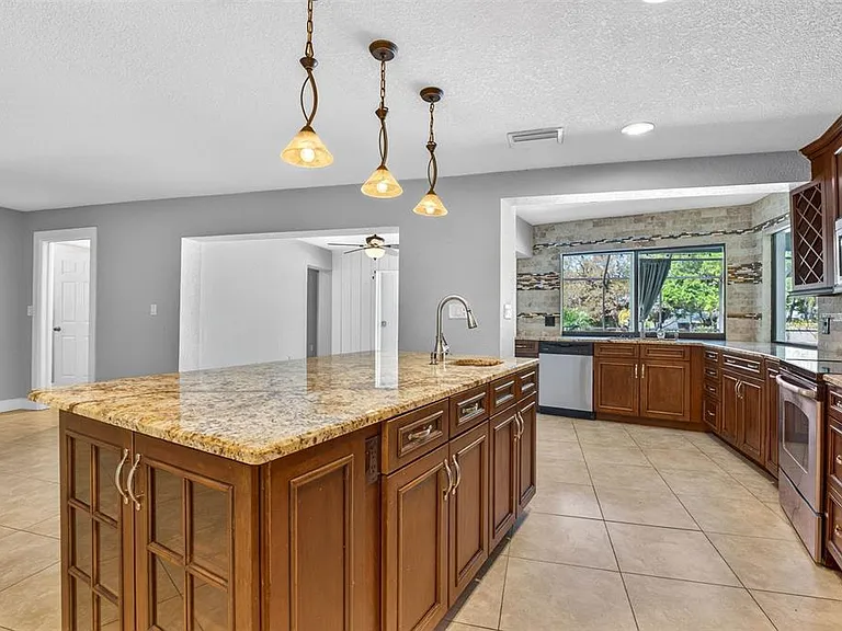 2111 Paddock Cir — Photo 6
