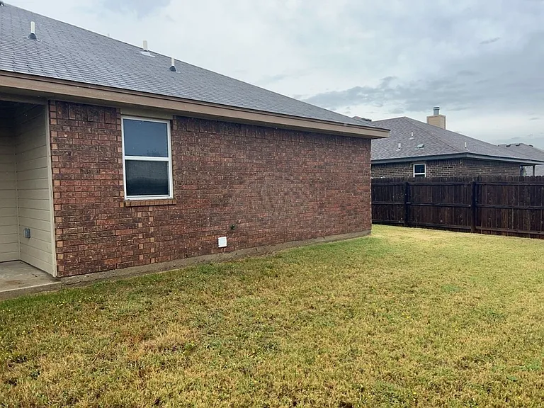 2604 Tarrant County Dr — Photo 2