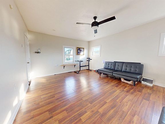 4th image of 434 Center St