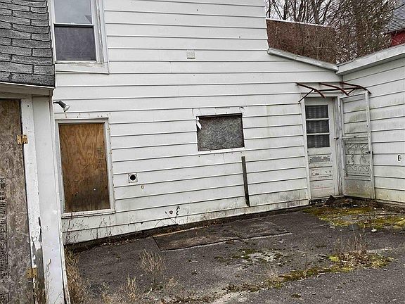 3rd image of 144 E Fulton St