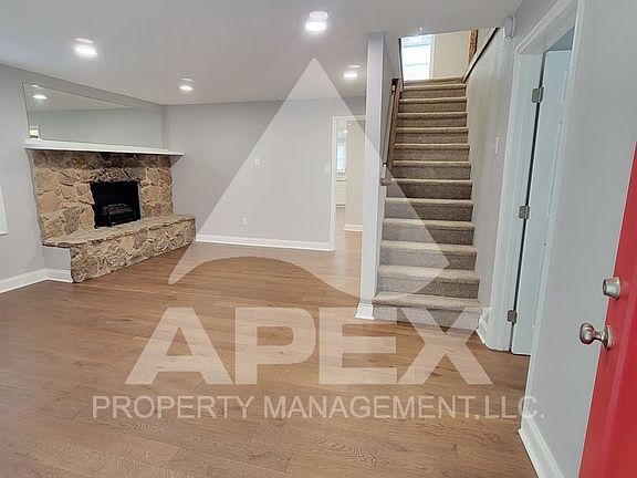3rd image of 910 Freemason St