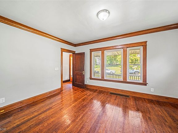 5th image of 516 E 107th St