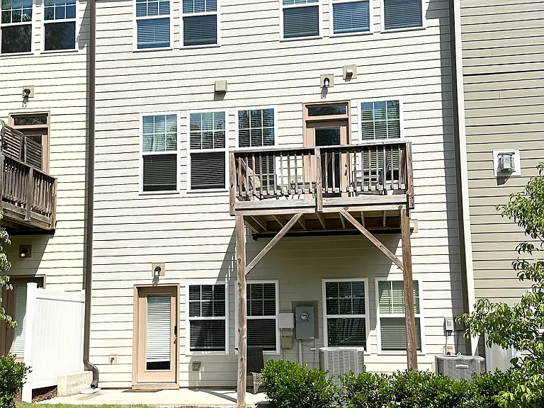 304 Fenella Dr — Photo 3