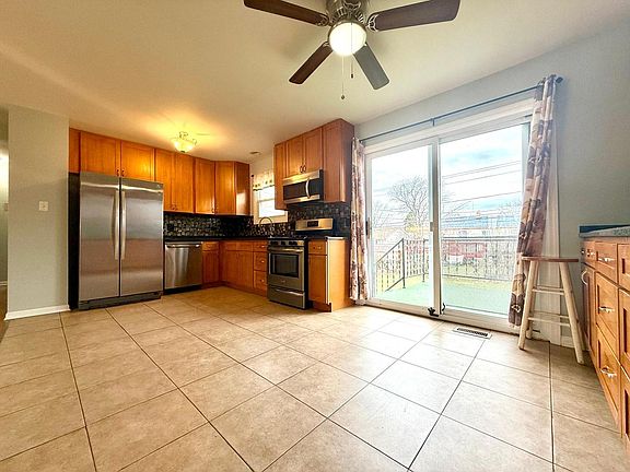 4th image of 48 W Fullerton Ave