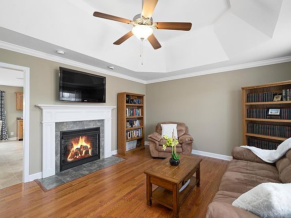 5th image of 696 Foxfield Dr