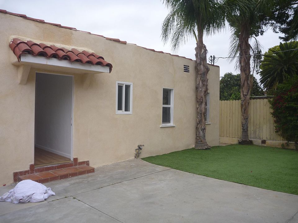 Front of House with front yard