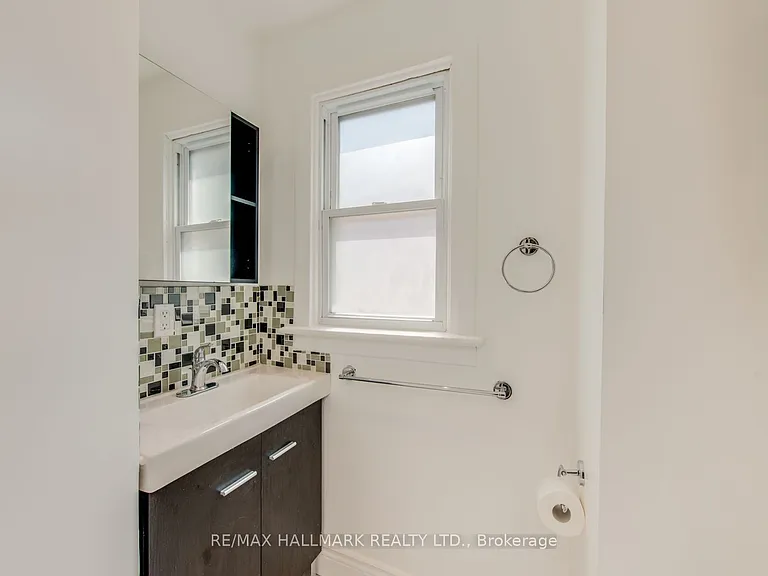 2066 Gerrard St E #UPPER — Photo 8