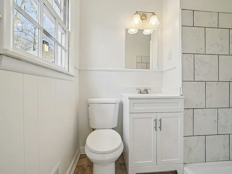 1409 Medina Ln — Photo 10