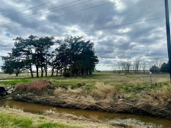 185 8th St, Van Vleck, TX 77482